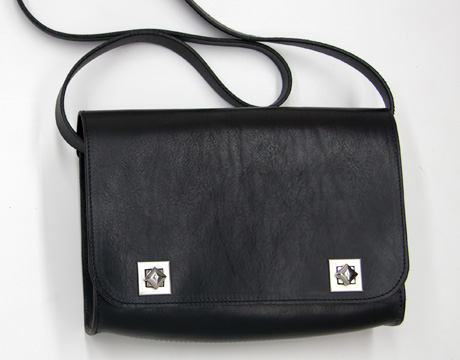 schwarze Vollrindleder Tasche mit Schulterträger und Drehwirbelverschluss